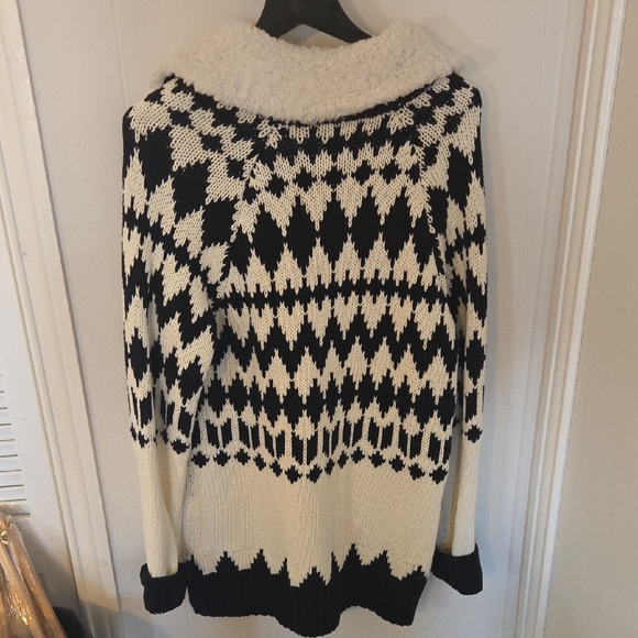 Umi Black and Cream Geometric Sweater - Picture 2 of 3